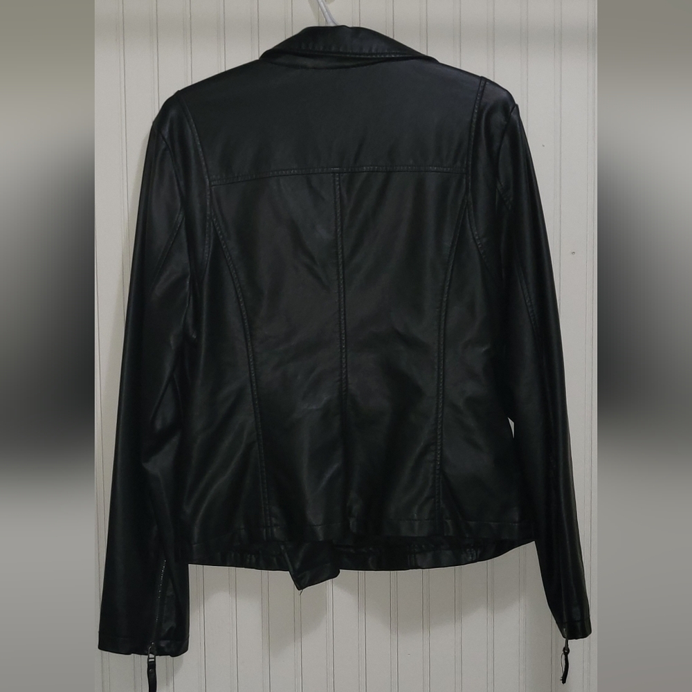 Max Studio Elegant Black Leather Jacket